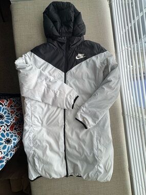 Nike women's reversible Black & White Hooded Puffer Jacket
